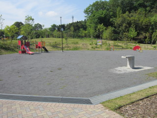 緑をバックにのびのびと遊びましょう！①