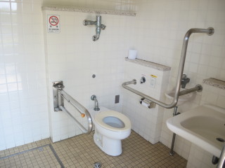 広々とした多目的トイレ