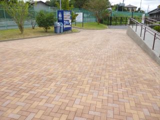 コートの外にベンチと飲料自販機もありますー１