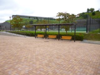 コートの外にベンチと飲料自販機もありますー２