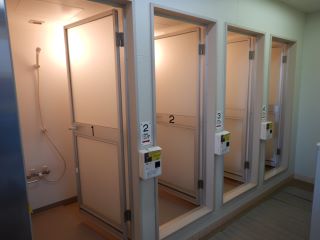 更衣室には車いすのまま利用できる
コインシャワーもあります